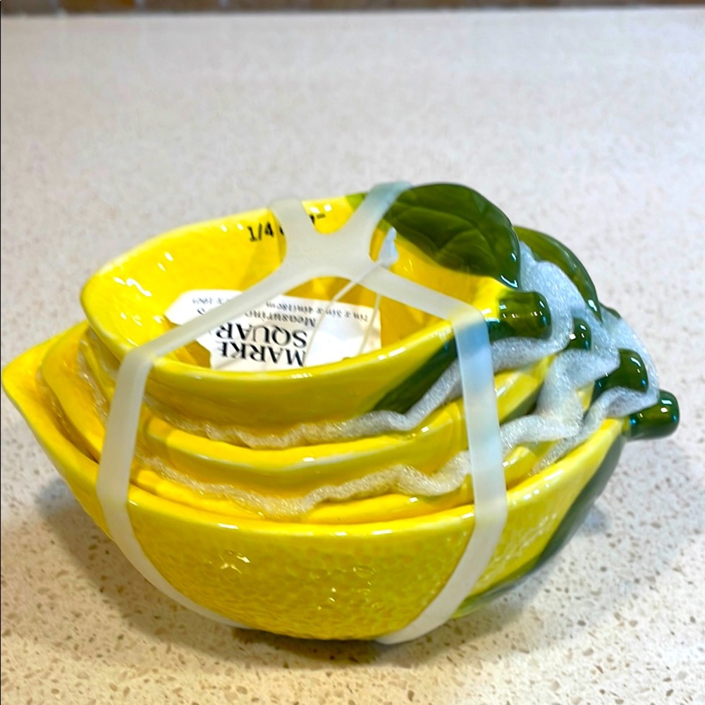 NWT Yellow Lemon Ceramic Measuring Cups